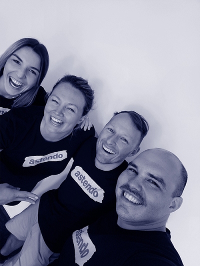 Frau mit Mobiltelefon vor Bildschirm